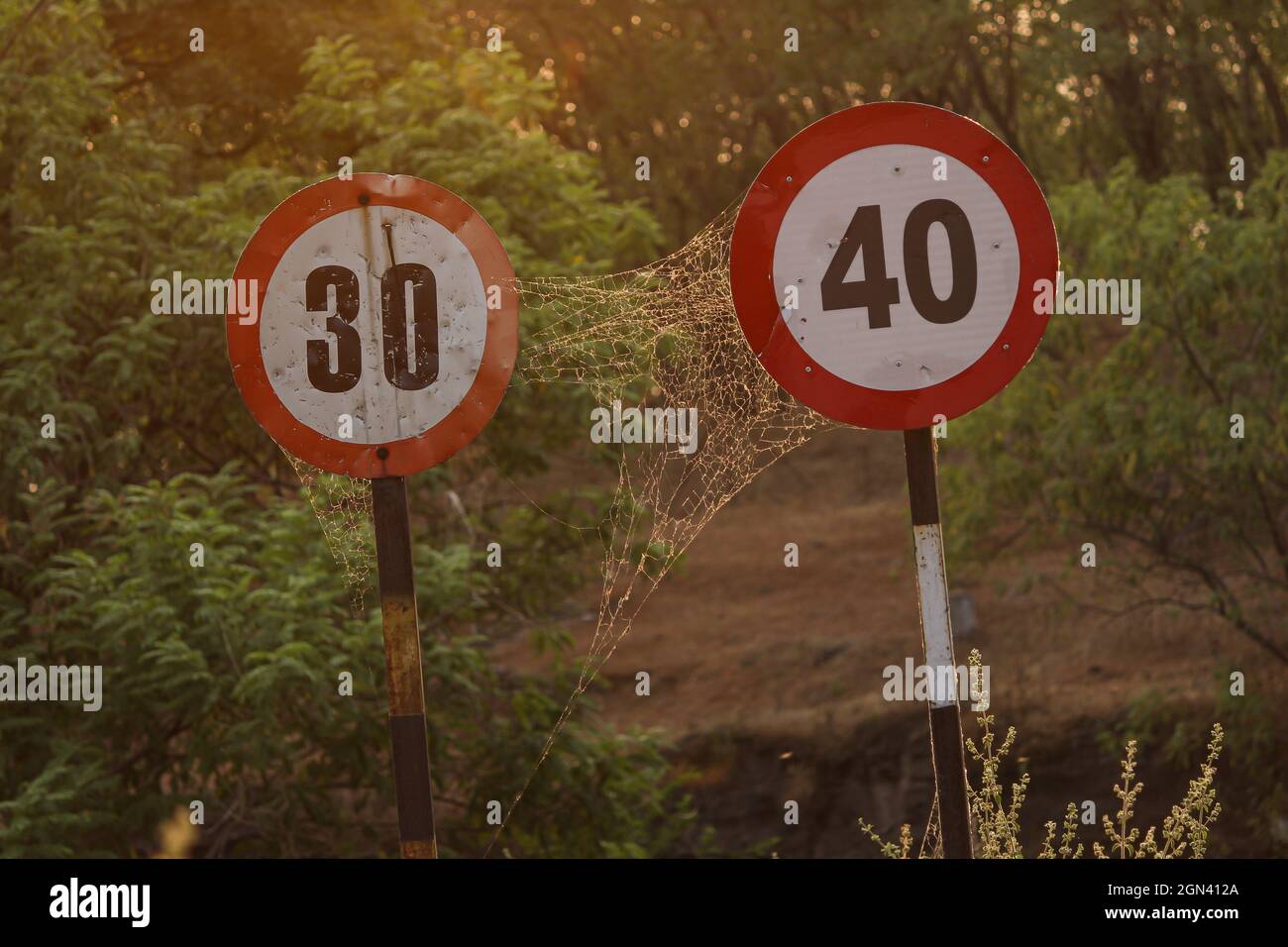 Limiti di velocità su strade indiane. Foto Stock