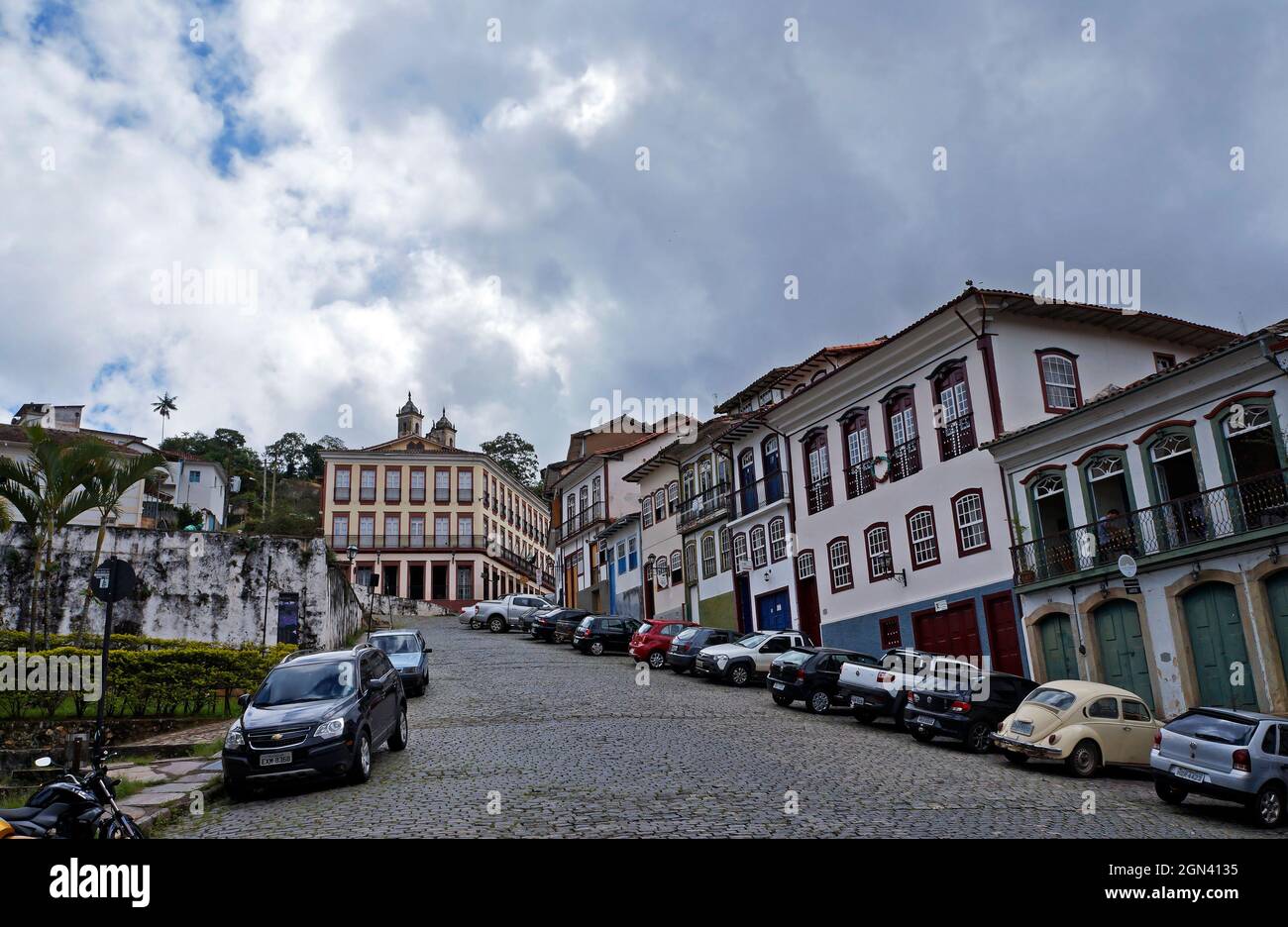 OURO PRETO, MINAS GERAIS, BRASILE - 9 GENNAIO 2018: Strada tipica nella città storica di Ouro Preto Foto Stock