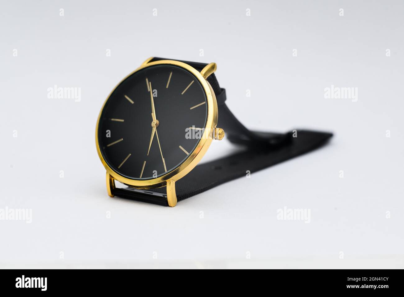 Orologio nero per uomini su sfondo bianco. Foto Stock