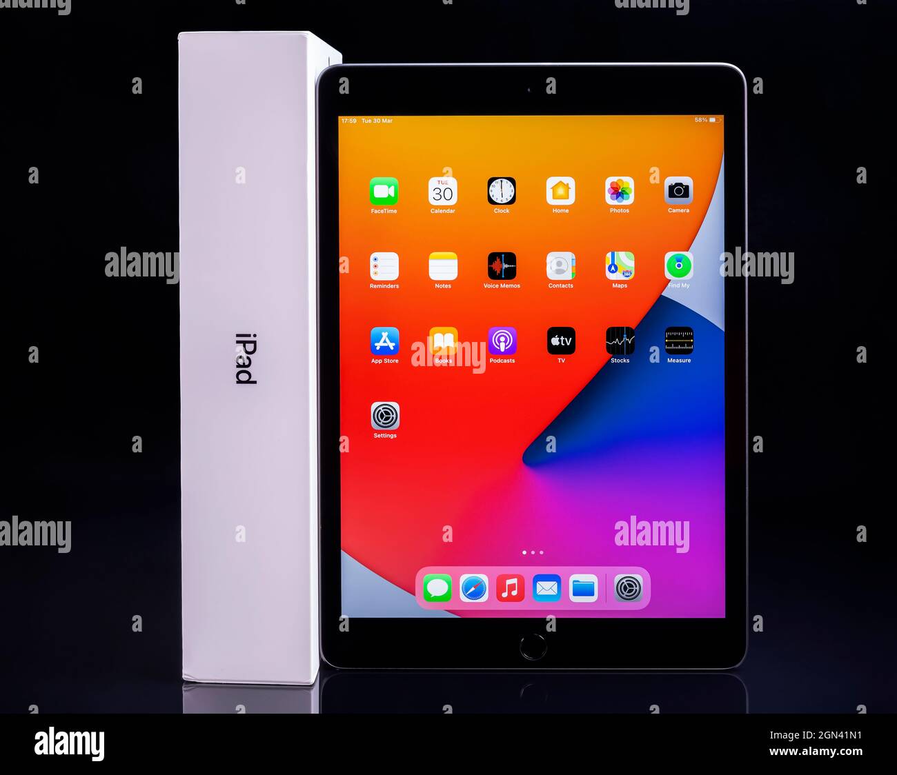 Galati, Romania, 31 marzo 2021: - Apple rilascia il nuovo iPad di ottava generazione con il potente chip bionico A12, il supporto per Apple Pencil e la Smart Key Foto Stock