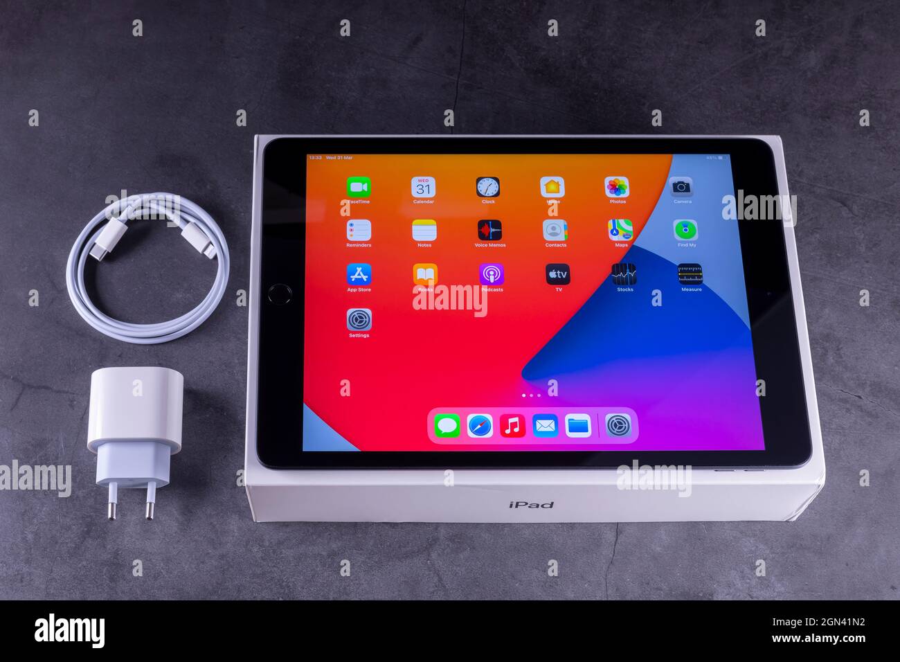 Galati, Romania, 31 marzo 2021: - Apple rilascia il nuovo iPad di ottava generazione con il potente chip bionico A12, il supporto per Apple Pencil e la Smart Key Foto Stock