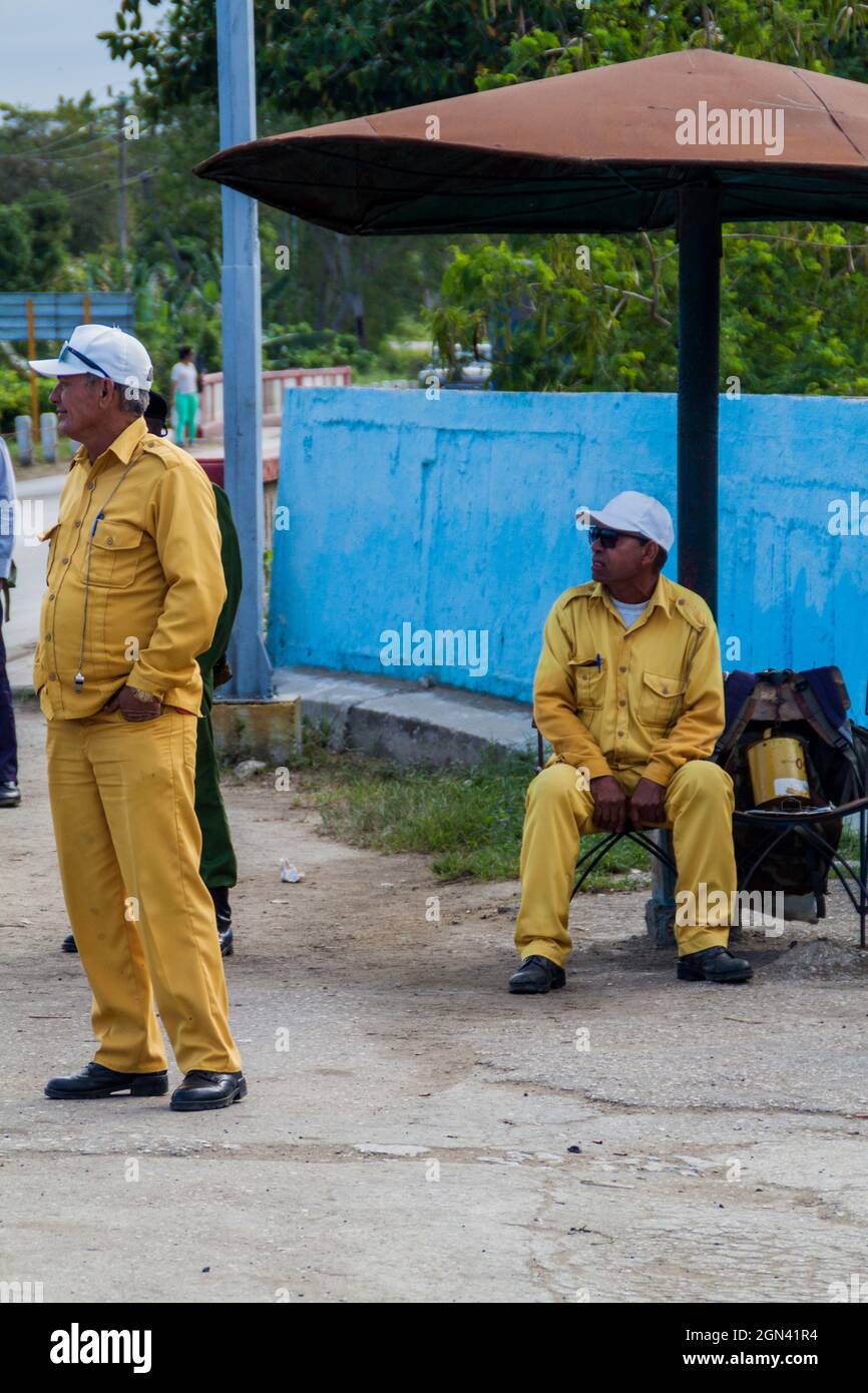 SANCTI SPIRITUS, CUBA - 8 FEB 2016: Strada spot con Amarillos i gialli , che fermano le auto e obbligano il conducente a dare un ascensore al popolo waiti Foto Stock