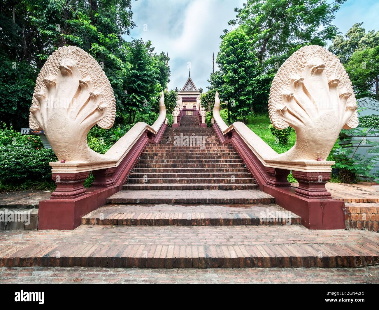 Vecchie statue e sculture belle di fronte al famoso tempio buddista a Wat Phnom Hill, Cambogia Foto Stock