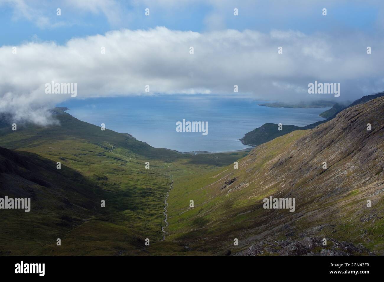 Nuvole su una baia di mare circondata da montagne. Camasunary, Isola di Skye, Scozia Foto Stock