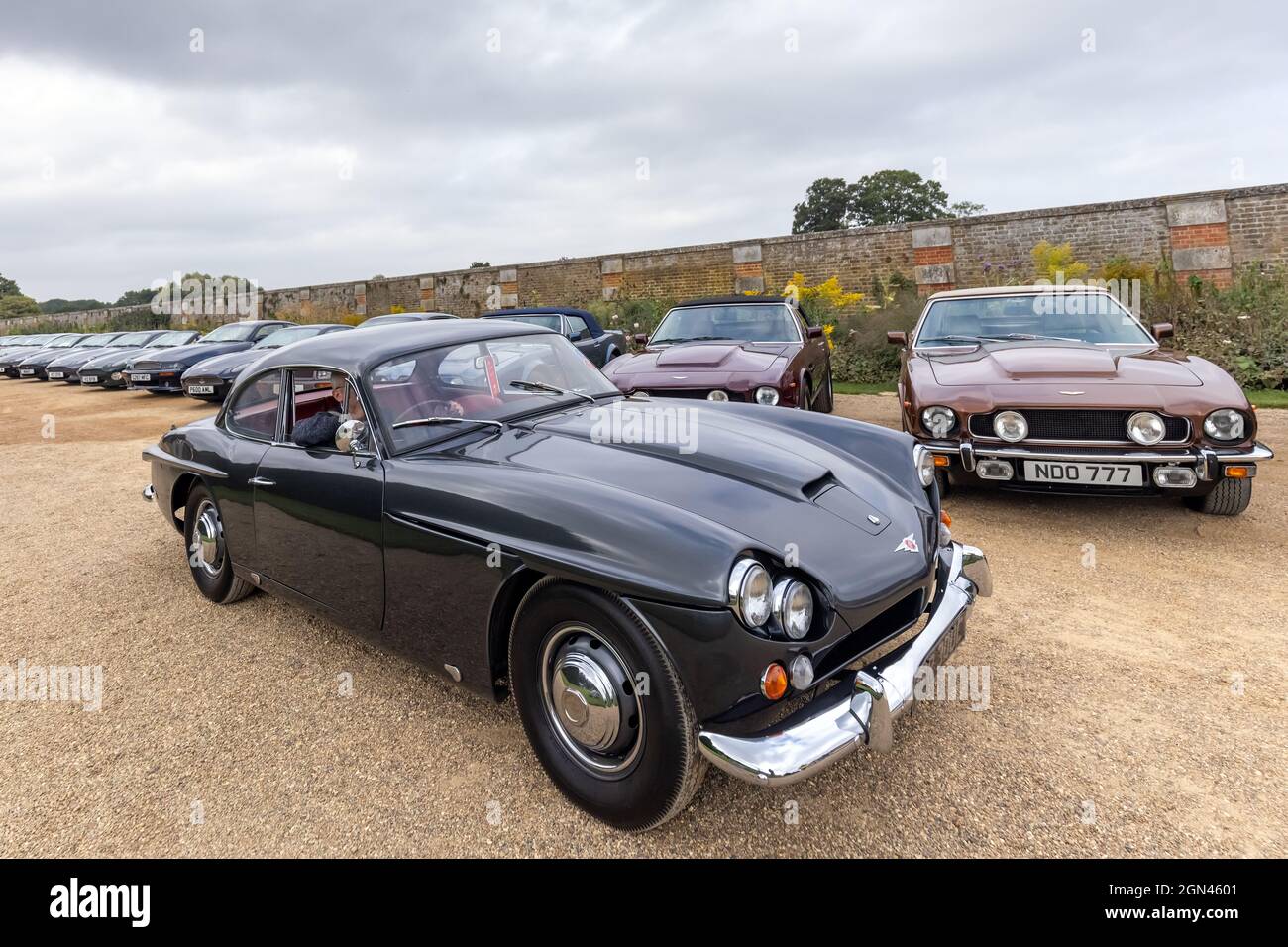 1965 Jensen CV8 MkIII, Concours of Elegance 2021, Hampton Court Palace, Londra, Regno Unito Foto Stock