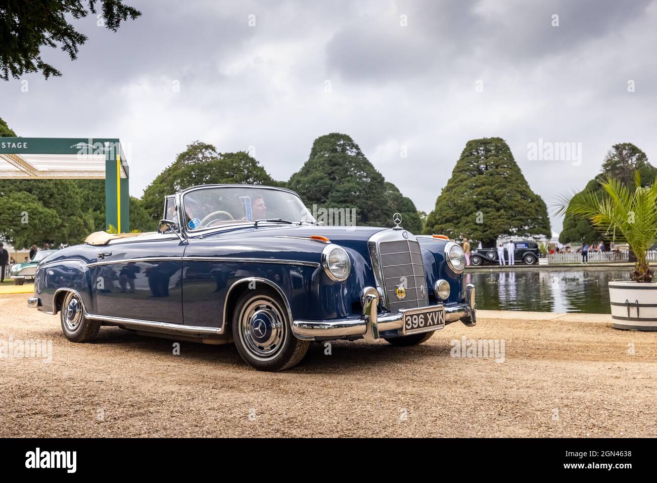 1960 Mercedes-Benz 220SE Cabriolet, Concours of Elegance 2021, Hampton Court Palace, Londra, Regno Unito Foto Stock