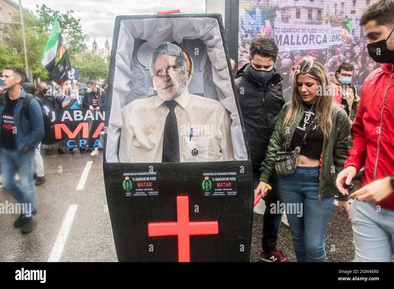 Migliaia di funzionari carcerari, circa 4,000 secondo l' associazione il vostro abbandono può Kill Me, hanno protestato questo mercoledì a Madrid per denunciare l' abbandono e la promessa incompiuta del ministero degli interni di far corrispondere il loro stipendio a quello degli operai carcerari catalani , che addebita 500 euro al mese in più della media. Con canti di 'dimissioni del MARLSMANDMANDY? E 'il mio lavoro è la vostra sicurezza', diverse migliaia di funzionari - la maggior parte vestiti in magliette nere del collettivo e alcuni di loro con maschere del volto del Ministro Grande-Marlaska - hanno dimostrato dalla sede di in Foto Stock
