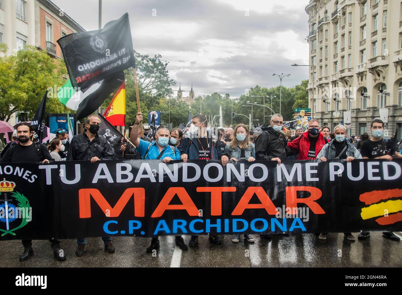 Migliaia di funzionari carcerari, circa 4,000 secondo l' associazione il vostro abbandono può Kill Me, hanno protestato questo mercoledì a Madrid per denunciare l' abbandono e la promessa incompiuta del ministero degli interni di far corrispondere il loro stipendio a quello degli operai carcerari catalani , che addebita 500 euro al mese in più della media. Con canti di 'dimissioni del MARLSMANDMANDY? E 'il mio lavoro è la vostra sicurezza', diverse migliaia di funzionari - la maggior parte vestiti in magliette nere del collettivo e alcuni di loro con maschere del volto del Ministro Grande-Marlaska - hanno dimostrato dalla sede di in Foto Stock