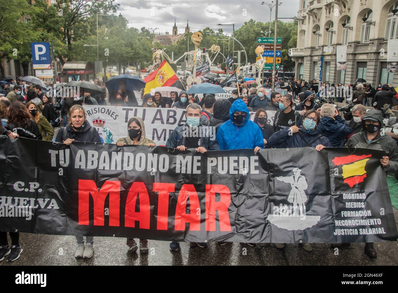 Migliaia di funzionari carcerari, circa 4,000 secondo l' associazione il vostro abbandono può Kill Me, hanno protestato questo mercoledì a Madrid per denunciare l' abbandono e la promessa incompiuta del ministero degli interni di far corrispondere il loro stipendio a quello degli operai carcerari catalani , che addebita 500 euro al mese in più della media. Con canti di 'dimissioni del MARLSMANDMANDY? E 'il mio lavoro è la vostra sicurezza', diverse migliaia di funzionari - la maggior parte vestiti in magliette nere del collettivo e alcuni di loro con maschere del volto del Ministro Grande-Marlaska - hanno dimostrato dalla sede di in Foto Stock