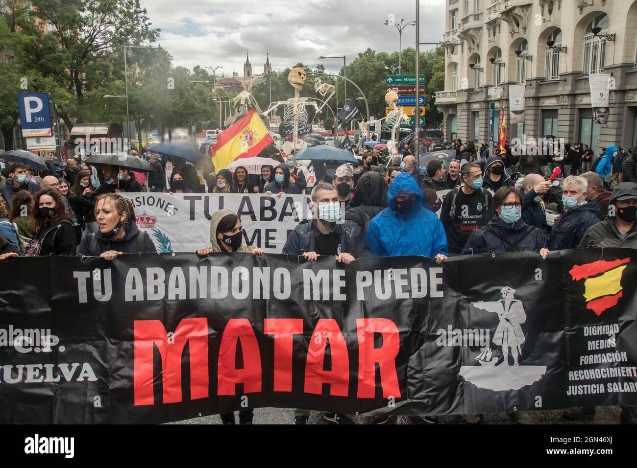 Migliaia di funzionari carcerari, circa 4,000 secondo l' associazione il vostro abbandono può Kill Me, hanno protestato questo mercoledì a Madrid per denunciare l' abbandono e la promessa incompiuta del ministero degli interni di far corrispondere il loro stipendio a quello degli operai carcerari catalani , che addebita 500 euro al mese in più della media. Con canti di 'dimissioni del MARLSMANDMANDY? E 'il mio lavoro è la vostra sicurezza', diverse migliaia di funzionari - la maggior parte vestiti in magliette nere del collettivo e alcuni di loro con maschere del volto del Ministro Grande-Marlaska - hanno dimostrato dalla sede di in Foto Stock