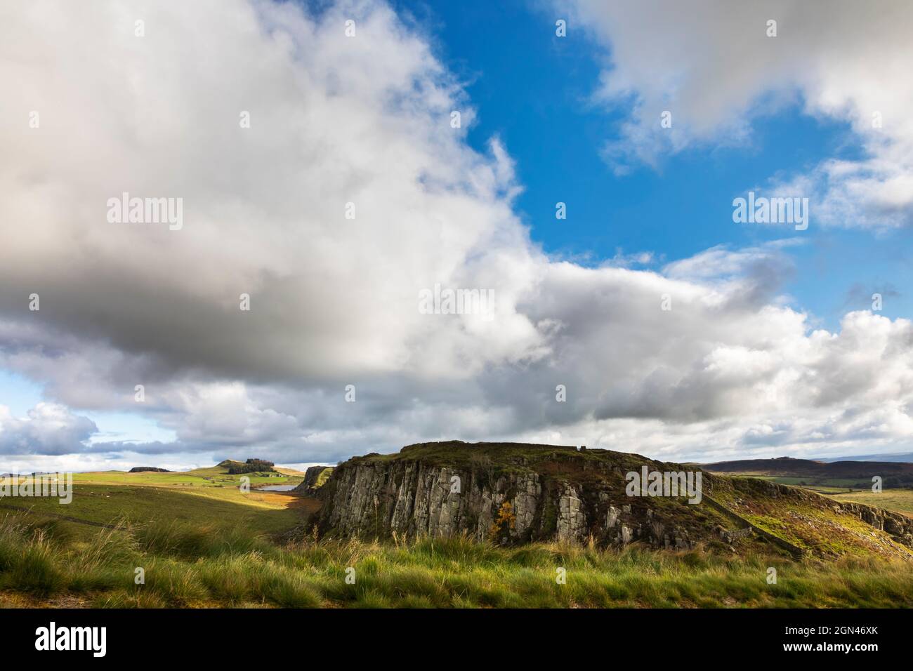 Il Muro di Adriano visto da Steel Rigg, Northumberland National Park, Regno Unito Foto Stock