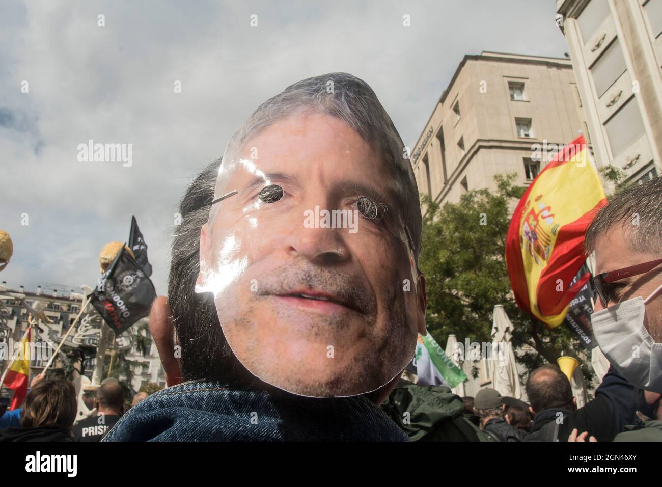 Migliaia di funzionari carcerari, circa 4,000 secondo l' associazione il vostro abbandono può Kill Me, hanno protestato questo mercoledì a Madrid per denunciare l' abbandono e la promessa incompiuta del ministero degli interni di far corrispondere il loro stipendio a quello degli operai carcerari catalani , che addebita 500 euro al mese in più della media. Con canti di 'dimissioni del MARLSMANDMANDY? E 'il mio lavoro è la vostra sicurezza', diverse migliaia di funzionari - la maggior parte vestiti in magliette nere del collettivo e alcuni di loro con maschere del volto del Ministro Grande-Marlaska - hanno dimostrato dalla sede di in Foto Stock
