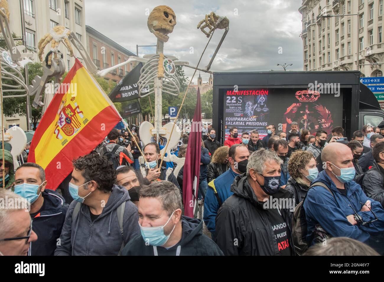 Migliaia di funzionari carcerari, circa 4,000 secondo l' associazione il vostro abbandono può Kill Me, hanno protestato questo mercoledì a Madrid per denunciare l' abbandono e la promessa incompiuta del ministero degli interni di far corrispondere il loro stipendio a quello degli operai carcerari catalani , che addebita 500 euro al mese in più della media. Con canti di 'dimissioni del MARLSMANDMANDY? E 'il mio lavoro è la vostra sicurezza', diverse migliaia di funzionari - la maggior parte vestiti in magliette nere del collettivo e alcuni di loro con maschere del volto del Ministro Grande-Marlaska - hanno dimostrato dalla sede di in Foto Stock