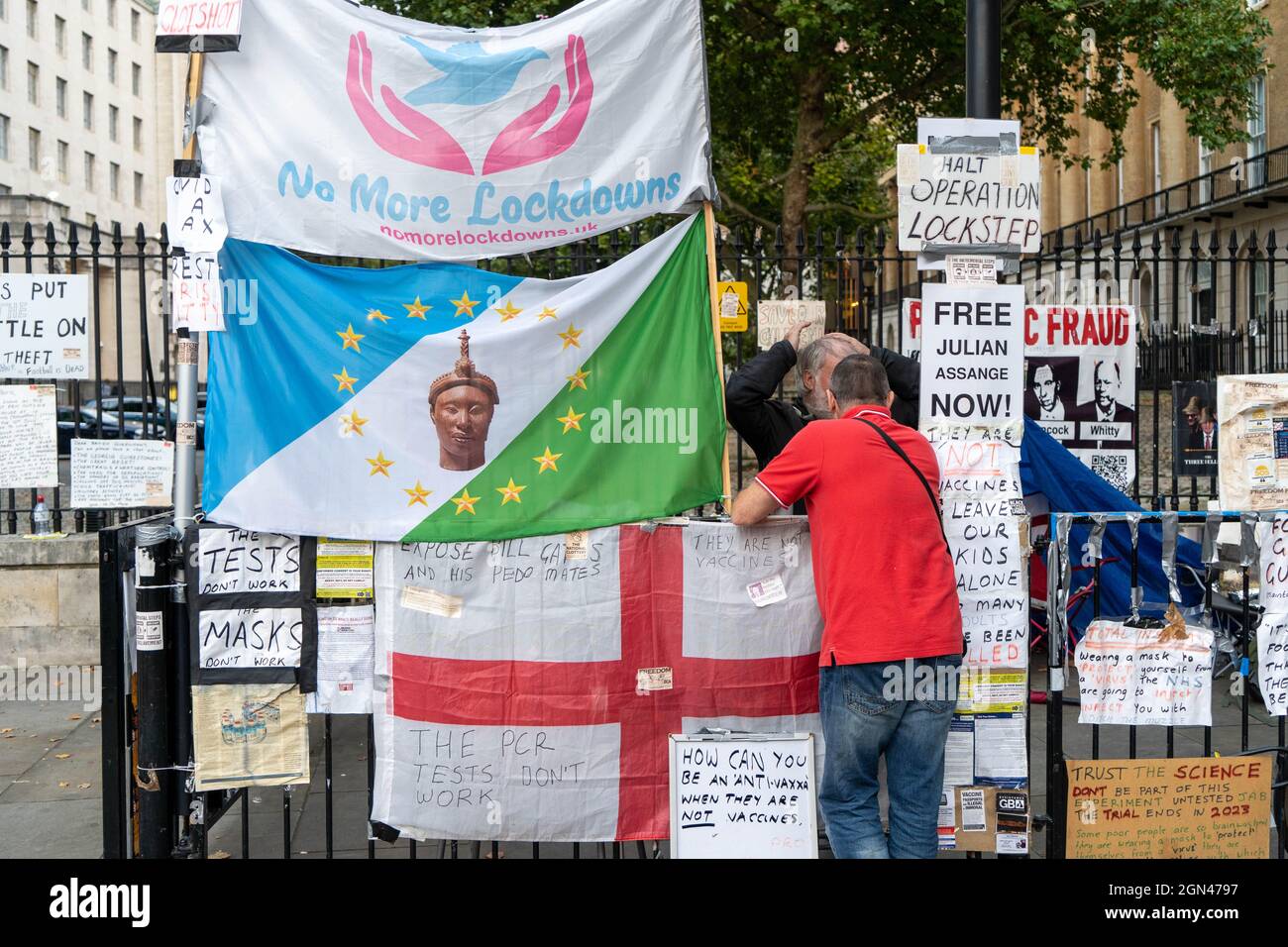 Londra, Regno Unito. 15 settembre 2021. Cartelli e striscioni sono visti fuori Downing Street in una protesta anti-vaccinazione e anti-blocco.i manifestanti anti anti anti-vaccinazione e anti-blocco dimostrano fuori Downing Street mentre il primo ministro Boris Johnson effettua una rimischiatura del suo gabinetto. (Credit Image: © Jason Brown/SOPA Images via ZUMA Press Wire) Foto Stock