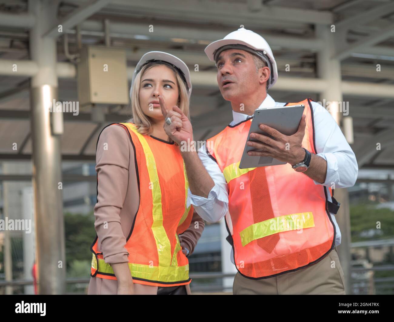 Businessman maschio manager pionting dito doganale broker businesswoman femmina spedizioniere carico lavoro accordo di lavoro investimento imballaggio elenco certificato di o Foto Stock