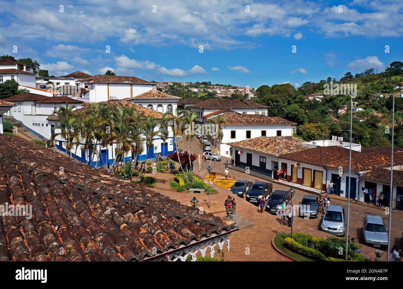 SERRO, MINAS GERAIS, BRASILE - 21 GENNAIO 2019: Vista dalla piazza centrale nella città storica di Serro con turisti e locali Foto Stock