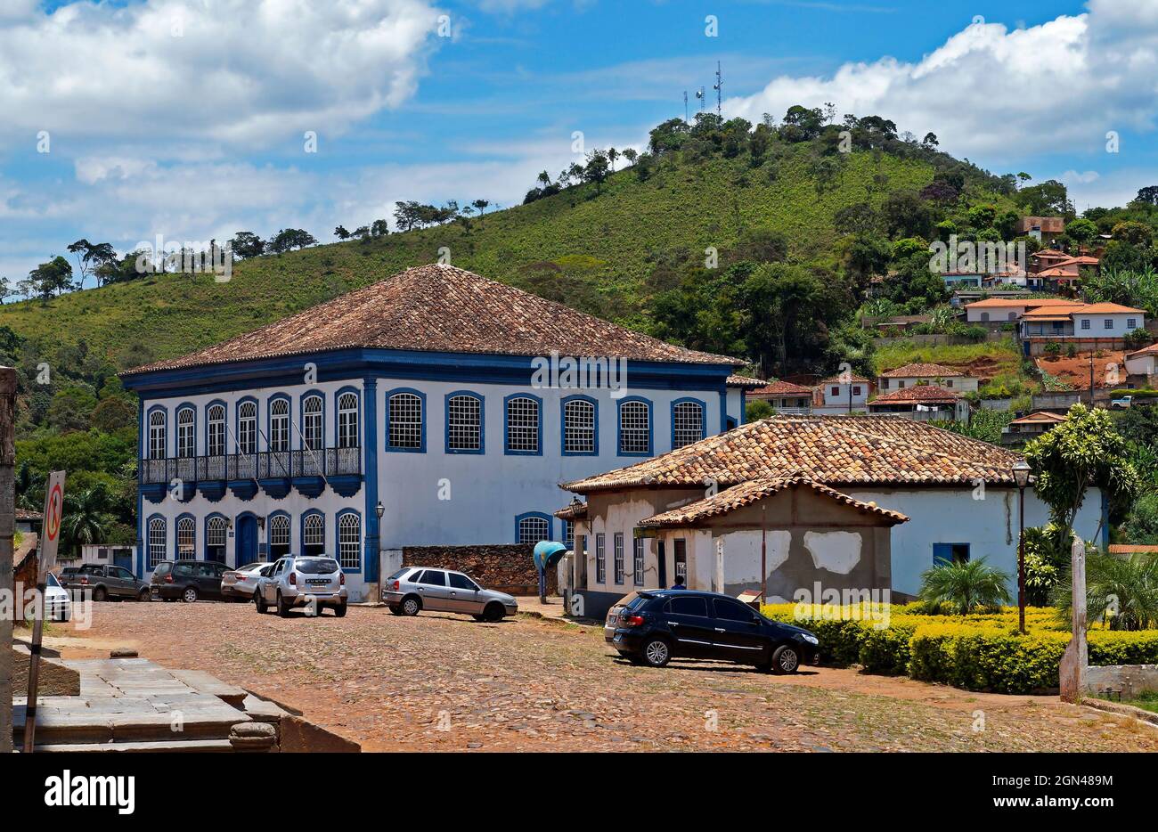 SERRO, MINAS GERAIS, BRASILE - 21 GENNAIO 2019: Vista parziale della città e edificio coloniale Foto Stock