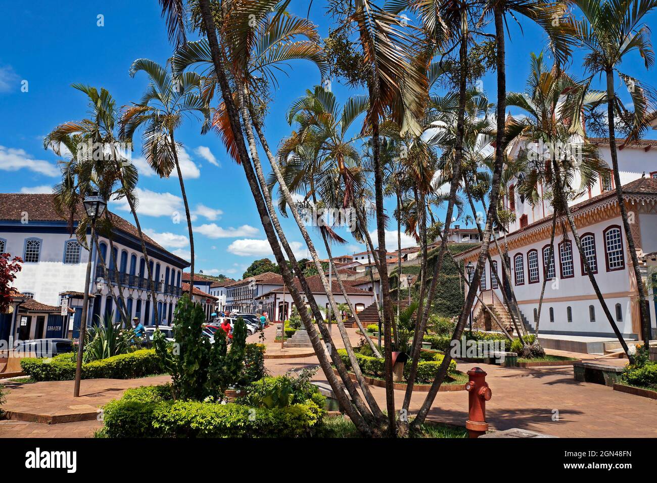 SERRO, MINAS GERAIS, BRASILE - 21 GENNAIO 2019: Vista dalla piazza centrale nella città storica di Serro Foto Stock