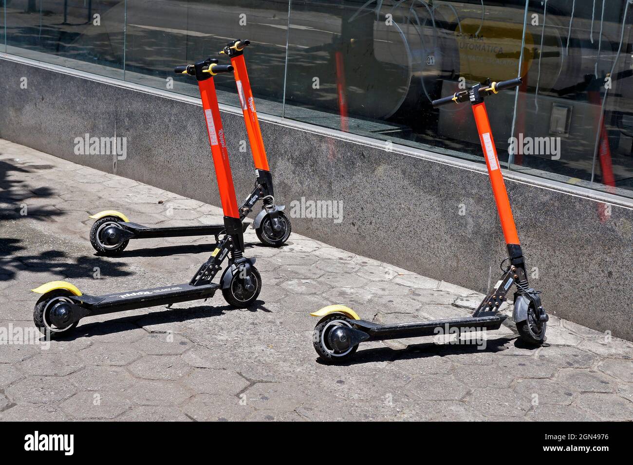 RIO DE JANEIRO, BRASILE - 25 DICEMBRE 2019: Tre scooter elettrici vicino alla stazione della metropolitana nel quartiere di Botafogo Foto Stock