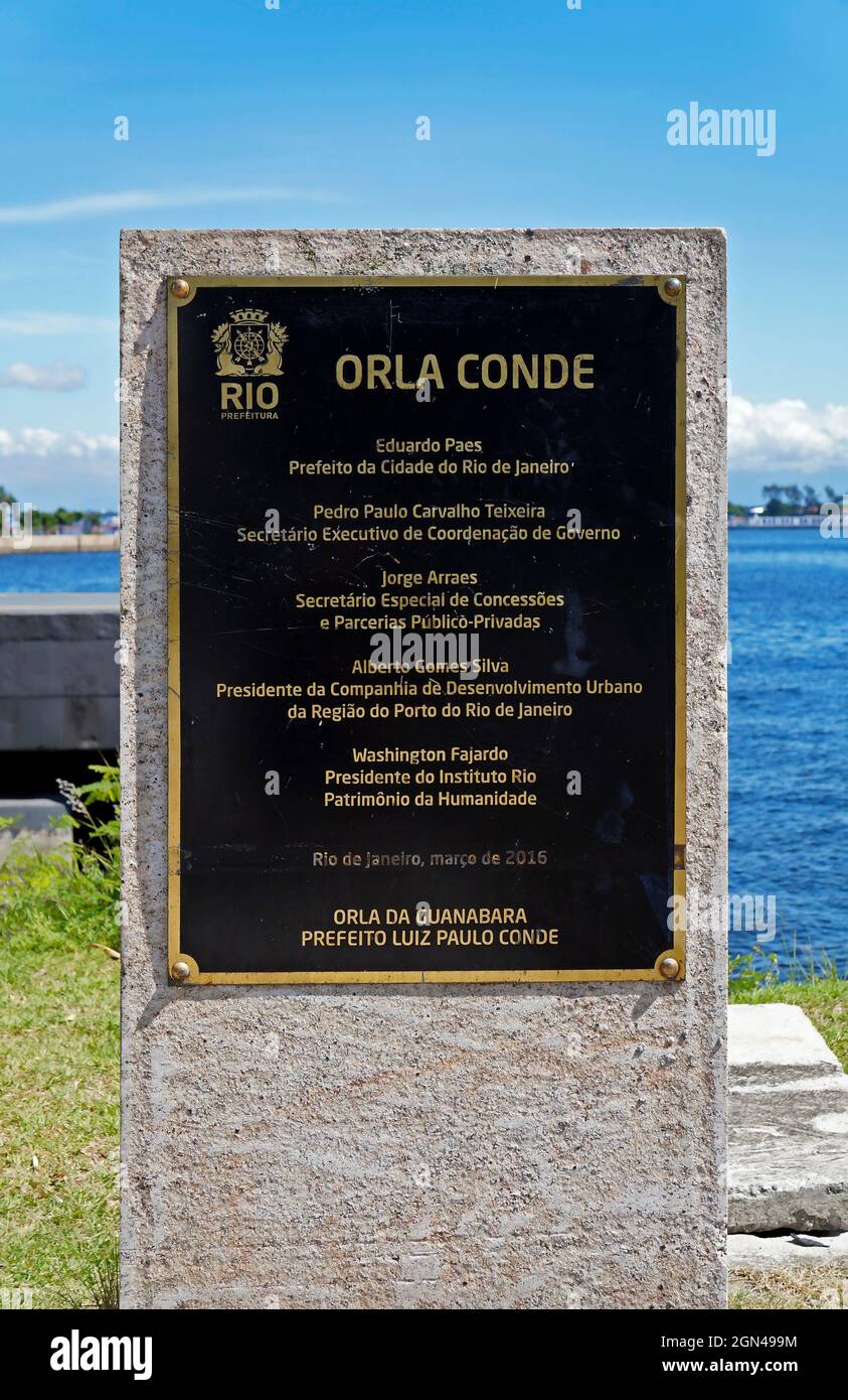 RIO DE JANEIRO, BRASILE - 30 DICEMBRE 2019: Targa commemorativa dell'inaugurazione di 'Orla Conde', sentiero lastricato nella zona portuale di Rio Foto Stock