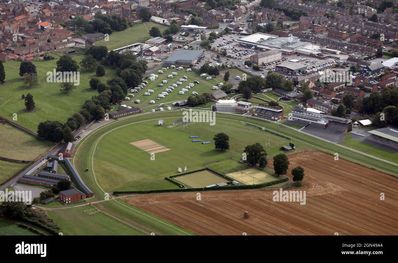 Vista aerea del Thirsk Athletic Sports & Social Club (club sportivo) all'interno dell'ippodromo di Thirsk, North Yorkshire Foto Stock