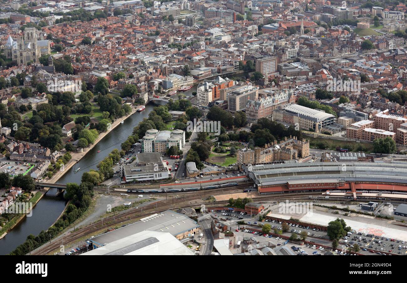 Vista aerea del centro di York dalla stazione e inclusi il Principal Hotel, il Royal Mail Sorting Office & Westgate Apartments Foto Stock