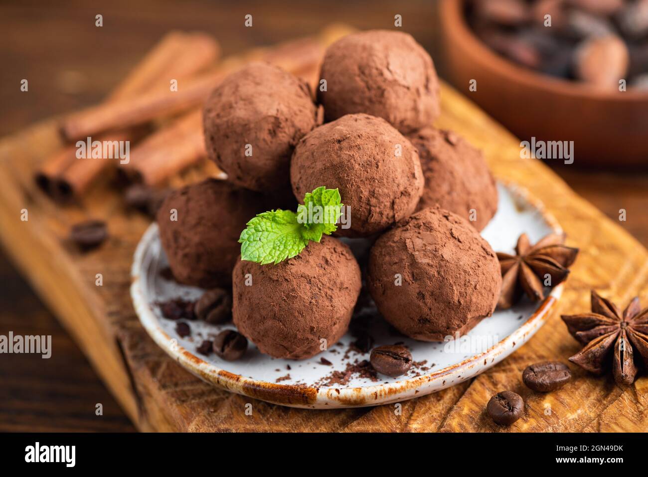Tartufi al cioccolato fondente fatti in casa con spezie sul piatto, vista Closeup Foto Stock