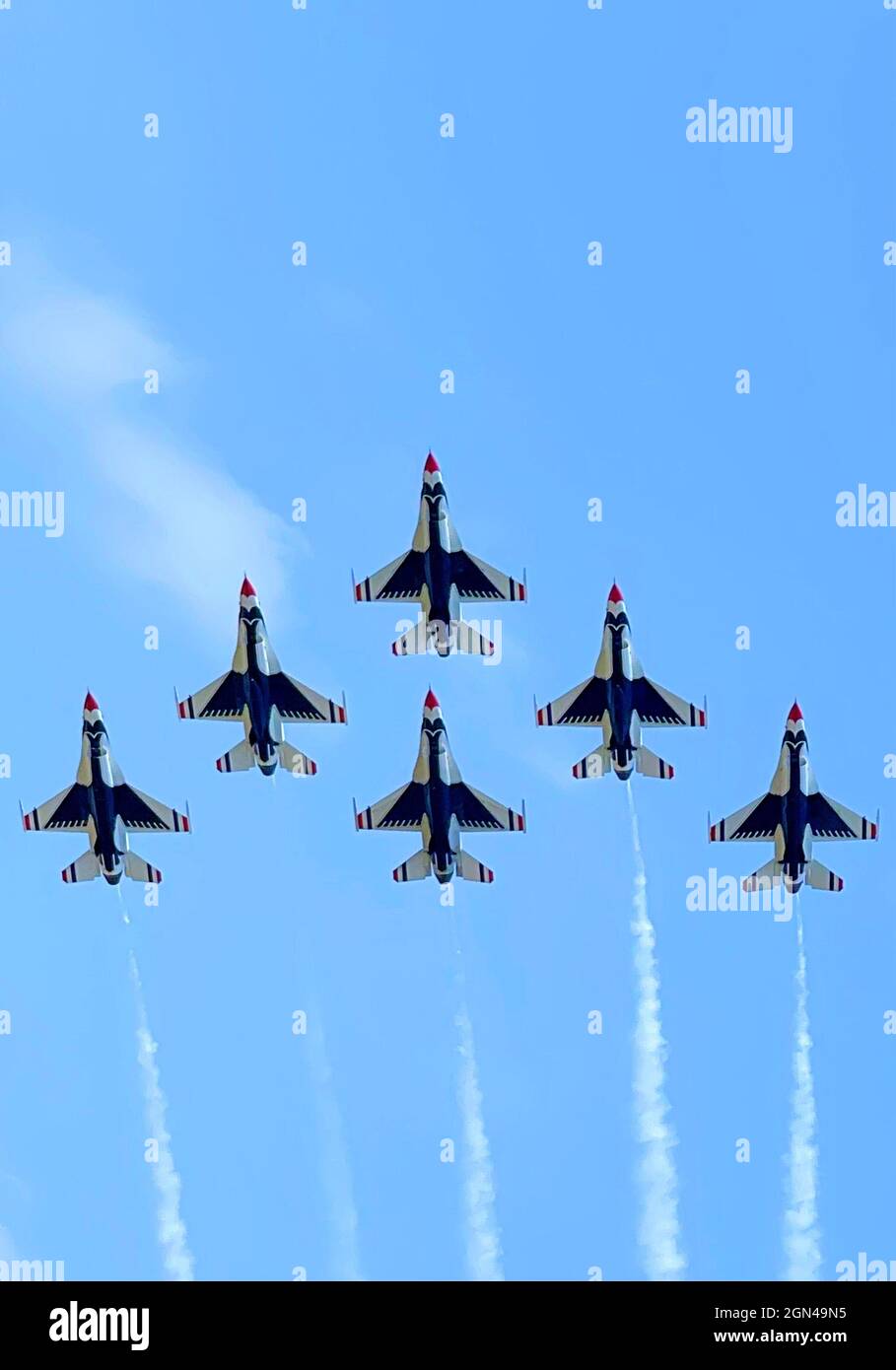 Spettacolo aereo con aerei militari nel cielo blu Foto Stock