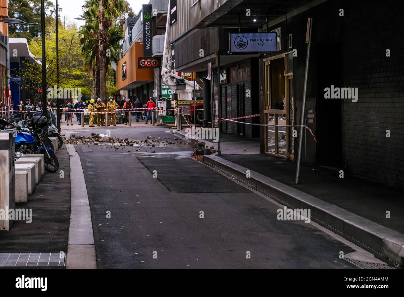 Melbourne, Australia. 22 settembre 2021. I mattoni e i detriti sul terreno dopo il danno ad un edificio storico a Prahran è stato causato da un forte terremoto e vigili del fuoco visti durante il dopoguerra.at circa 9:15 Stato di Victoria e la sua capitale Melbourne sono stati colpiti da un terremoto che misura 5.8-6.0 su una scala Richter. Il tremore di 20 secondi ha causato danni ad alcuni edifici e ha causato l'evacuazione delle persone fuori dagli edifici. Credit: SOPA Images Limited/Alamy Live News Foto Stock