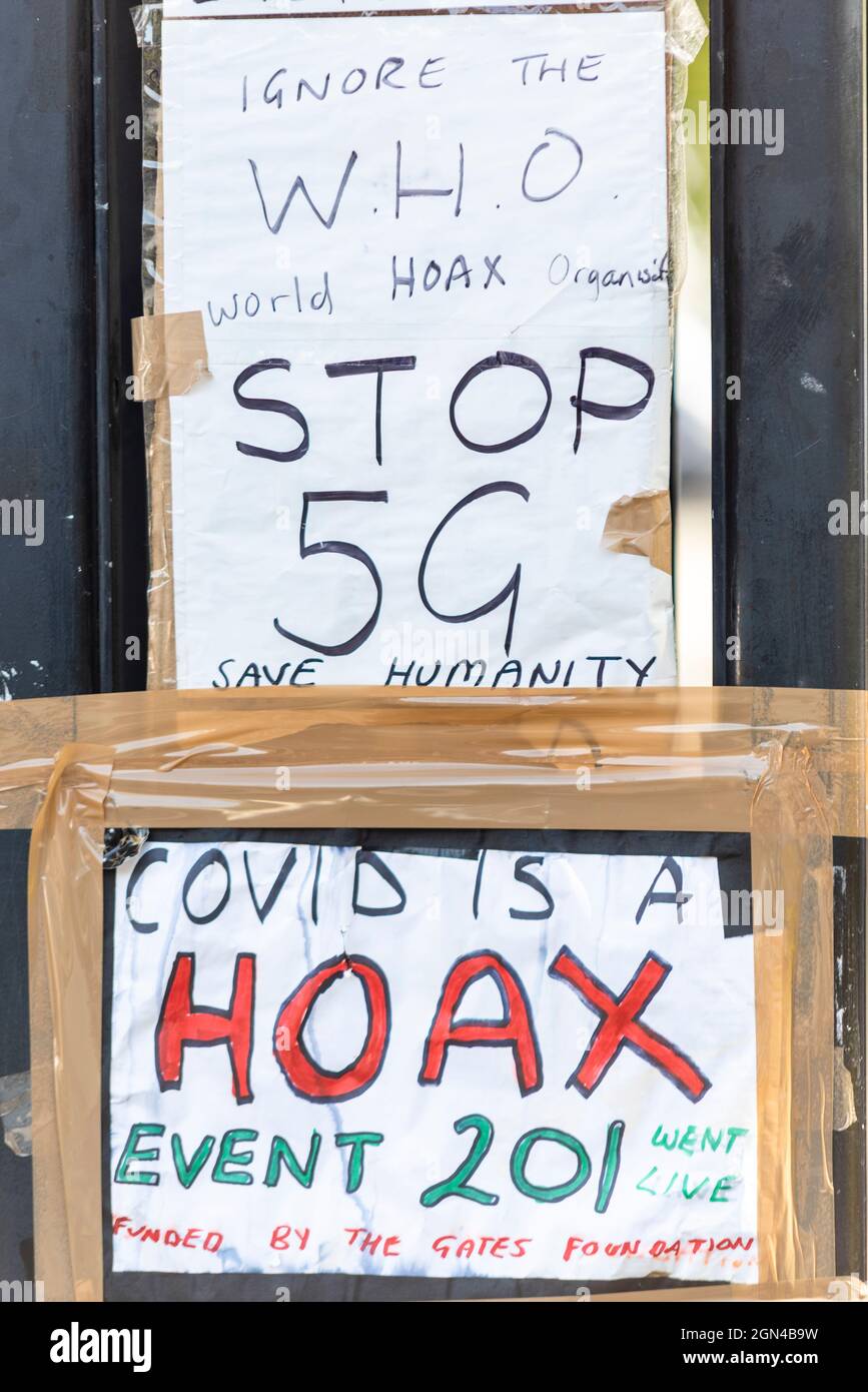 COVID hoax banner, segno, facendo riferimento all'esercizio evento 201 per affrontare una pandemia immaginaria, con un messaggio per fermare il 5G, salvare l'umanità. Foto Stock