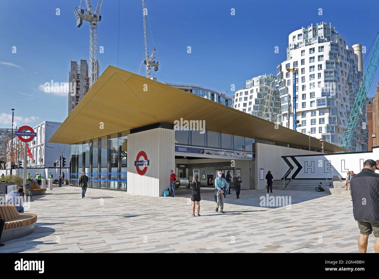 Ingresso alla nuova stazione della metropolitana di Londra presso la centrale elettrica di Battersea, Londra, Regno Unito. Aperto a settembre 2021. Parte della nuova estensione Northern Line. Foto Stock