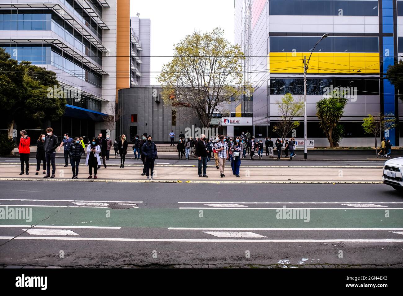 I lavoratori della ricerca medica all'ospedale di Alfred evacuano dall'ospedale dopo un terremoto a Melbourne.at circa 9:15 Stato di Victoria e la sua capitale Melbourne sono stati colpiti da un terremoto che misura 5.8-6.0 su una scala Richter. Il tremore di 20 secondi ha causato danni ad alcuni edifici e ha causato l'evacuazione delle persone fuori dagli edifici. (Foto di Alexander Bogatirev / SOPA Images/Sipa USA) Foto Stock