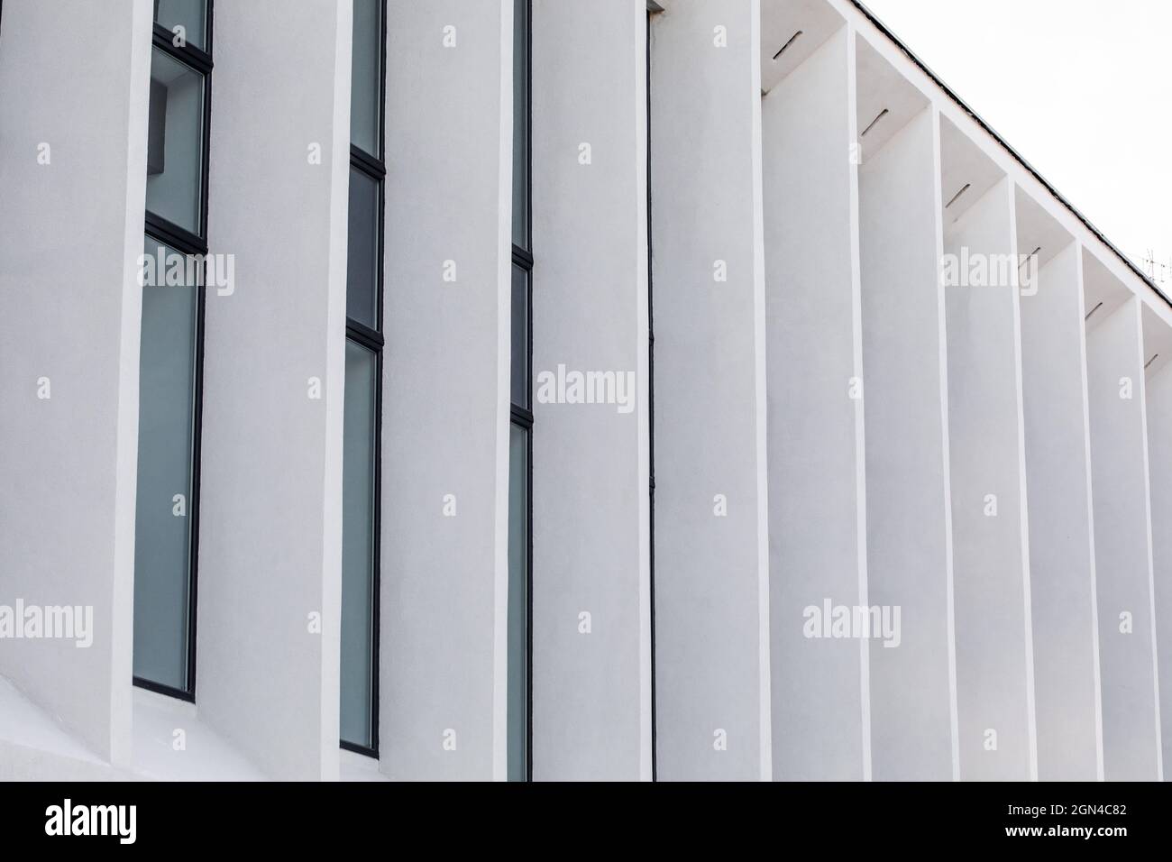 Sfondo architettonico. Moderna composizione ad arco in cemento bianco in prospettiva. Forme semicircolari. Foto Stock