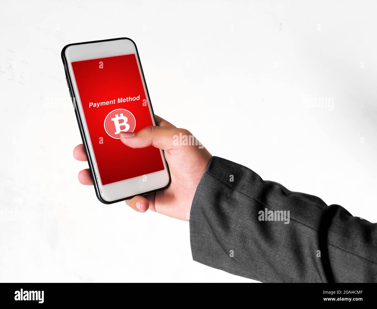 Uomo che usa Bitcoin come metodo di pagamento su Online Shopping Concept background. Sfondo valuta digitale nella schermata del cellulare Foto Stock