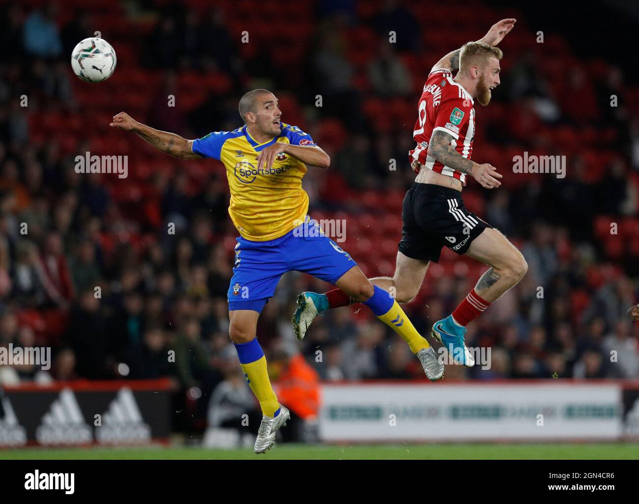 Sheffield, Inghilterra, 21 settembre 2021. Oli McBurnie di Sheffield Utd e Oriol Romeu di Southampton durante la partita della Carabao Cup a Bramall Lane, Sheffield. Il credito dell'immagine dovrebbe leggere: Darren Staples / Sportimage Credit: Sportimage/Alamy Live News Foto Stock