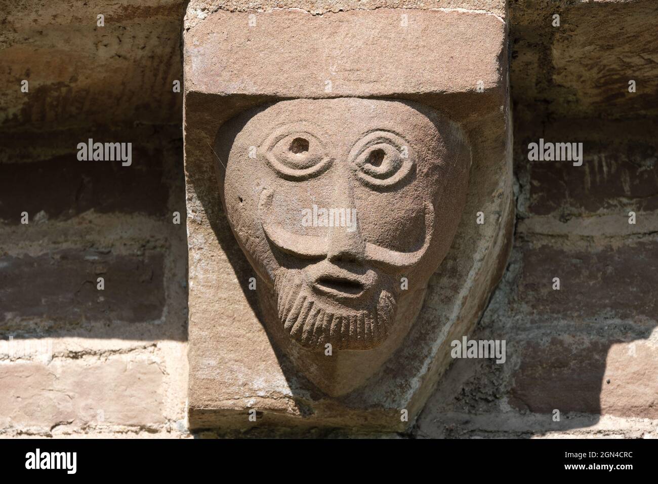 Kilpeck Herefordshire UK - dettaglio dei molti corbelli in pietra che decorano il grado 1 edificio elencato di St Mary e St Davids Church Kilpeck Foto Stock