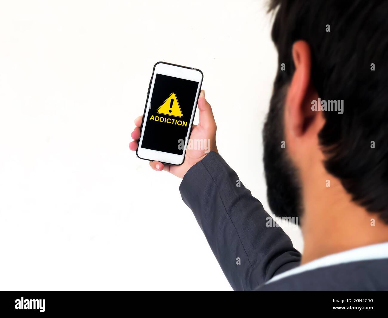 Social Media e Selfie Addiction Concept sfondo con segnale di avvertimento all'interno dello schermo mobile. Concetto di dipendenza mobile sfondo con giovane uomo in posa f Foto Stock