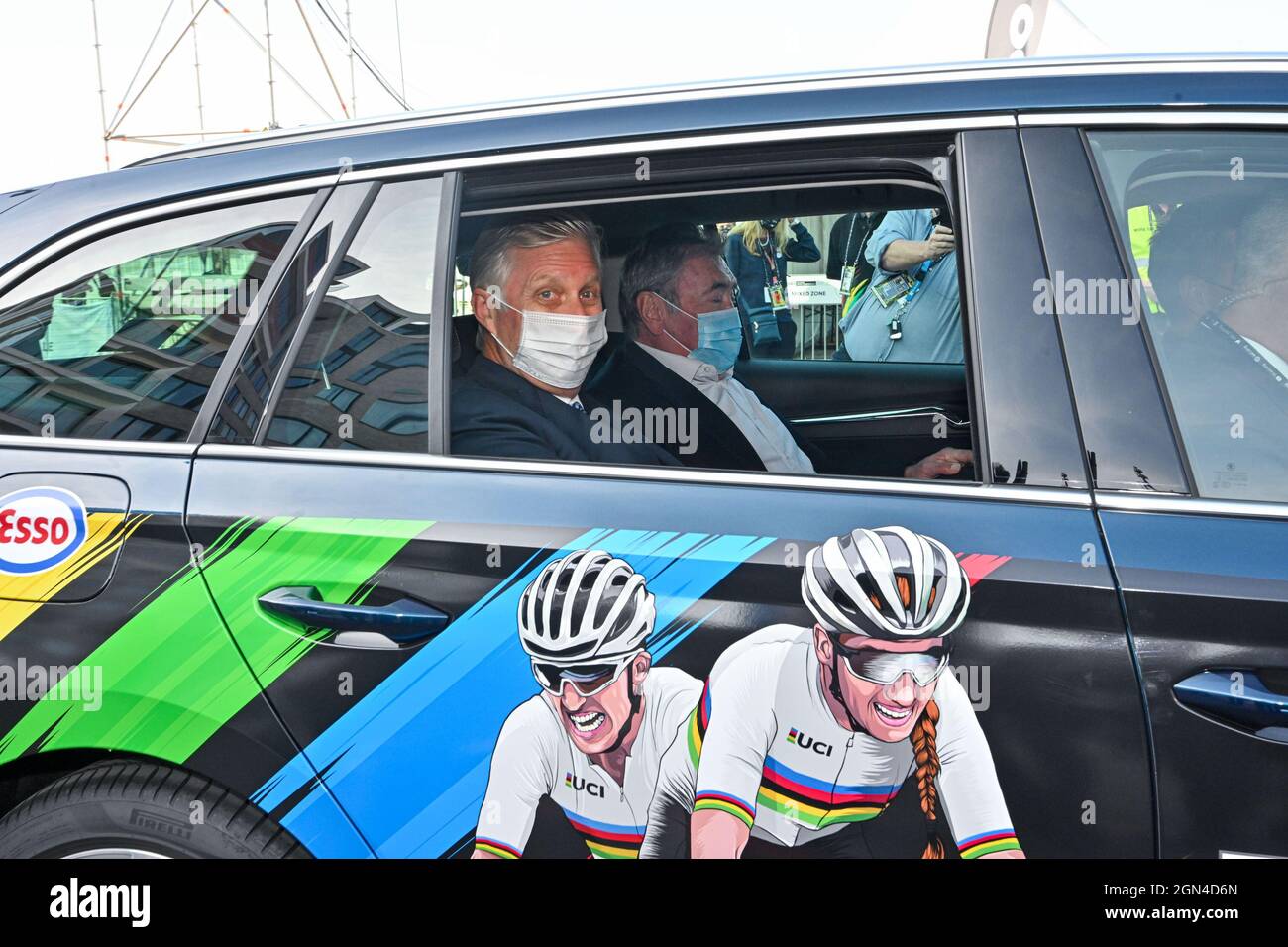 King Philippe - Filip arriva a incontrare i piloti del team belga che fanno parte di una visita reale del re durante il crono di squadra misto relè 44,5 km da Knokke Foto Stock