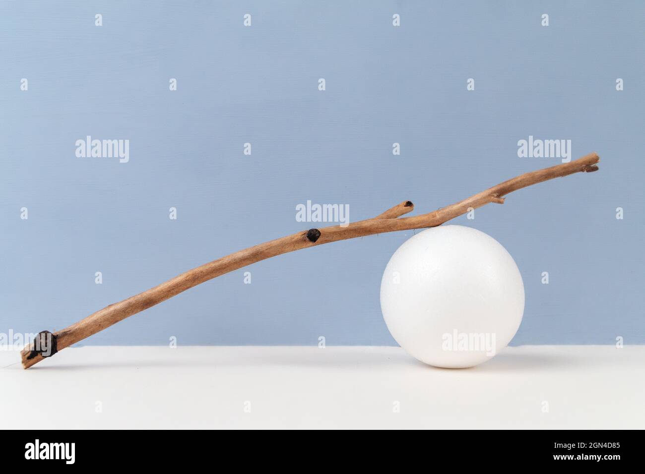 bastone di legno e palla su sfondo azzurro Foto Stock