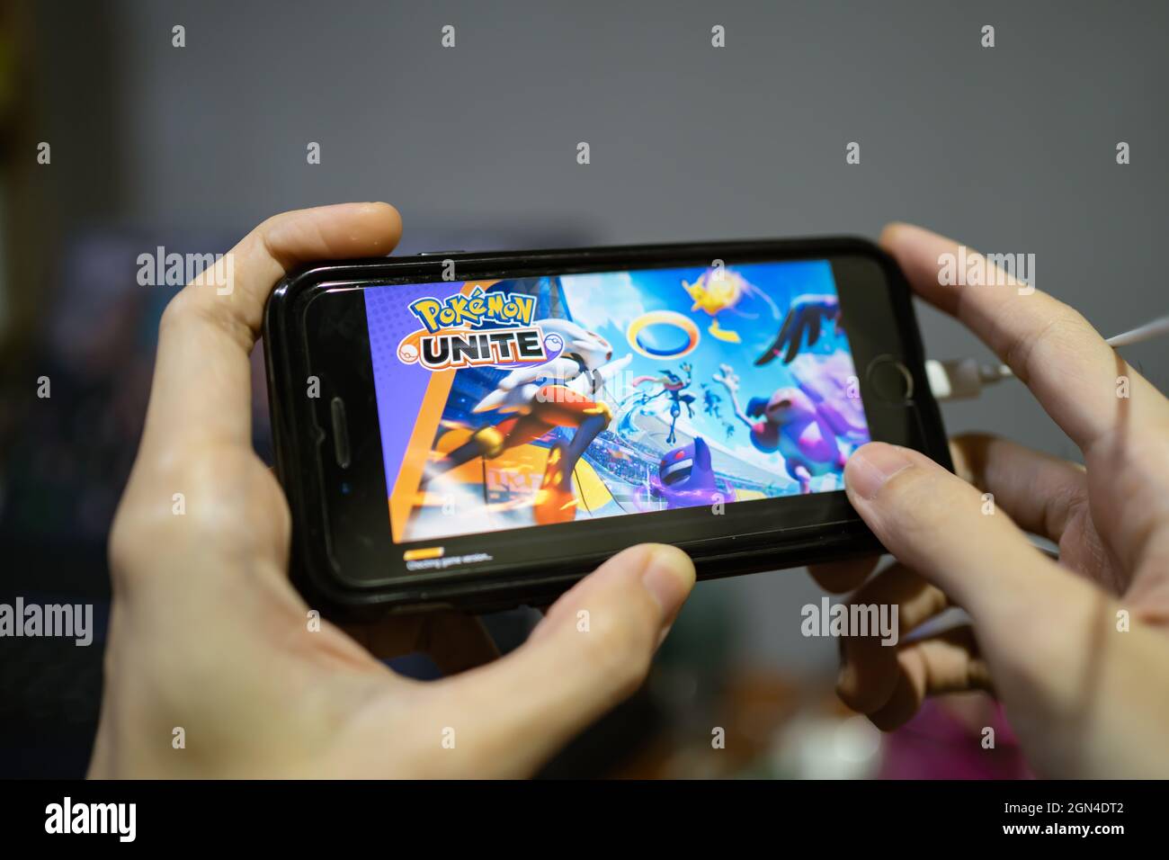 Bangkok, Thailandia - 22 settembre 2021 : Un giocatore che gioca a Pokémon Unite su iPhone 7. Foto Stock