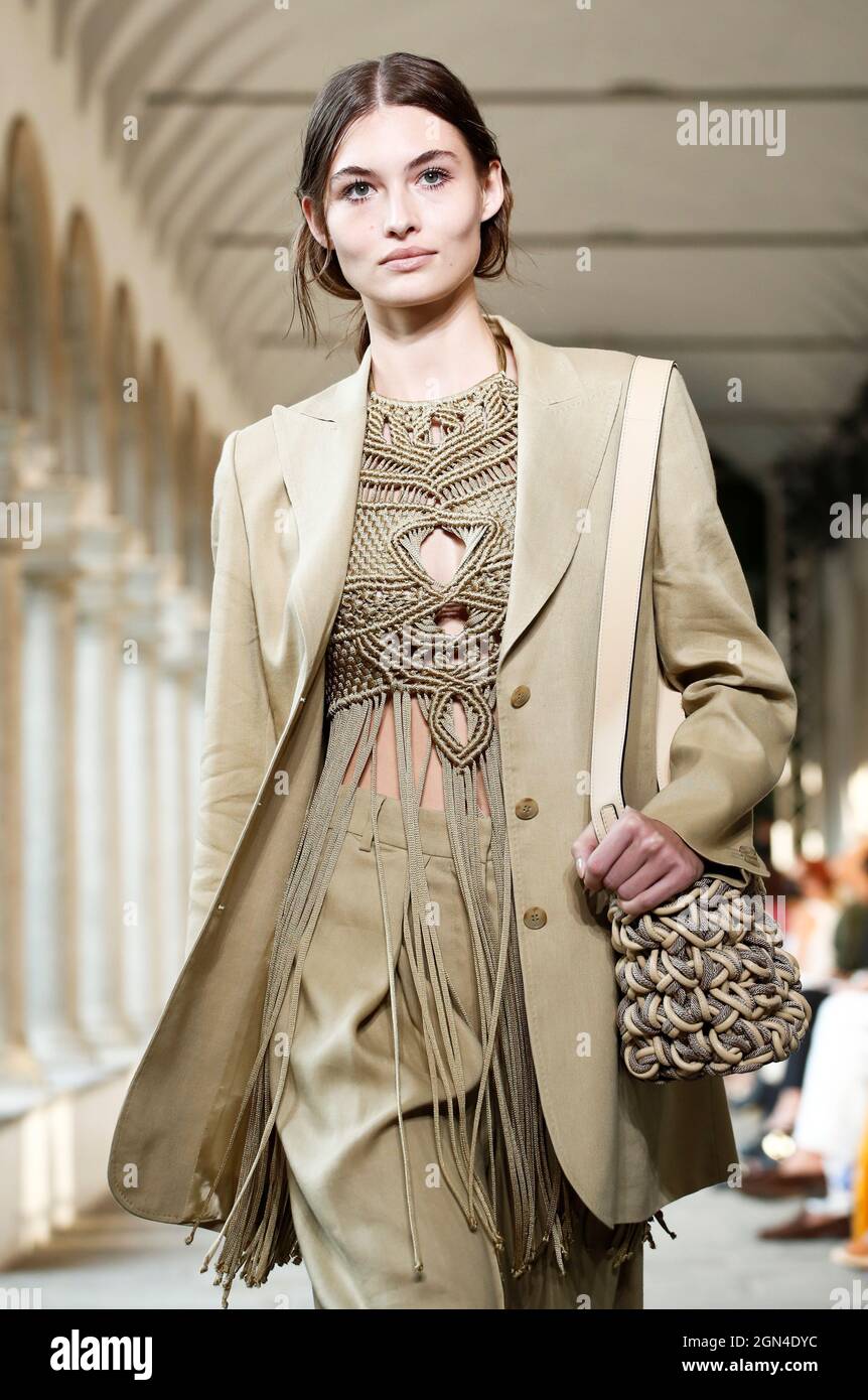 Un modello presenta una creazione della collezione Alberta Ferretti  Primavera/Estate 2022 durante la settimana della Moda di Milano, 22  settembre 2021. REUTERS/Alessandro Garofalo Foto stock - Alamy