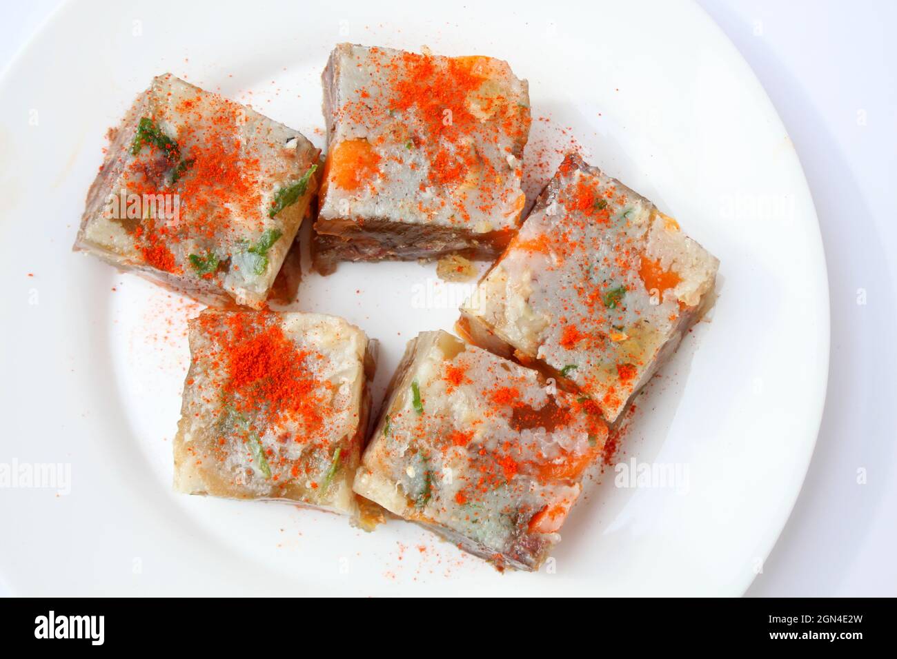 Pihtije - piatto tradizionale serbo - aspico con carne di maiale e verdure  Foto stock - Alamy