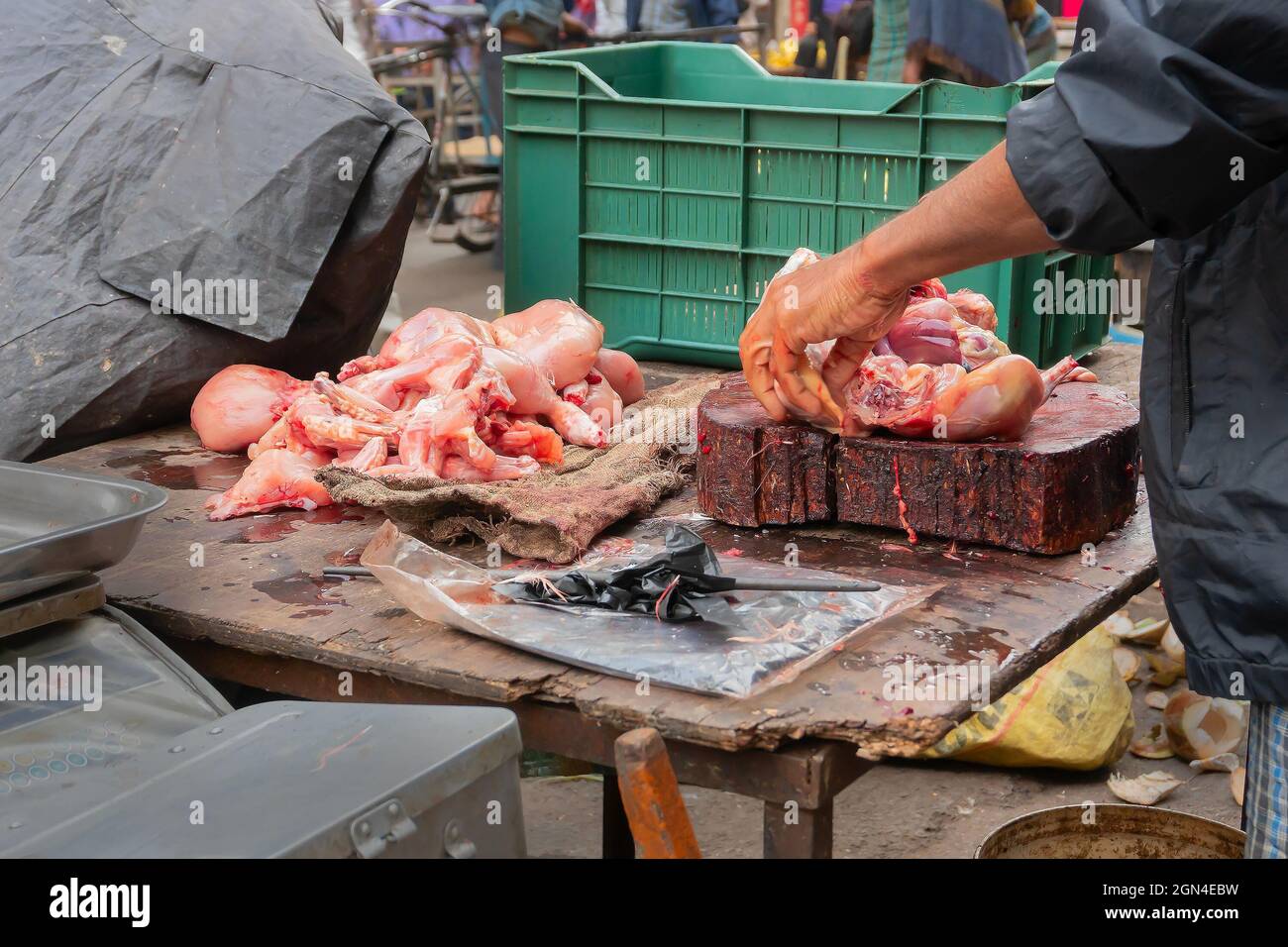 Kolkata, Bengala Occidentale, India - 16 Dicembre 2018 : polpa di pollo messa su su carretto della ruota di lato della strada per la vendita. A Territy Bazar, Kolkata. Foto Stock