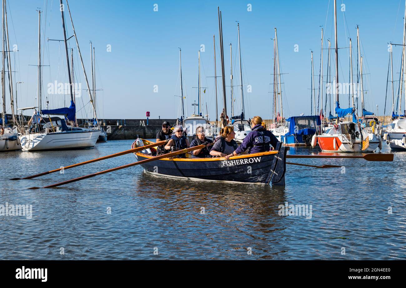 Eskmuth costiero canottaggio club in legno canottaggio barca skiff lasciando Fisherrrow Harbor, Musselburgh, East Lothian, Scozia, Regno Unito Foto Stock