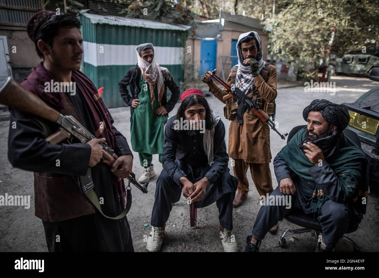 Kabul, Afghanistan. 22 settembre 2021. I combattenti talebani si trovano al di fuori di una stazione di polizia a Kabul. Circa cinque settimane dopo aver preso il potere in Afghanistan, i militanti talebani islamisti hanno svelato nuovi membri del loro governo ad interim, ma le donne non sono ancora tra loro. Credit: Oliver Weiken/dpa/Alamy Live News Foto Stock