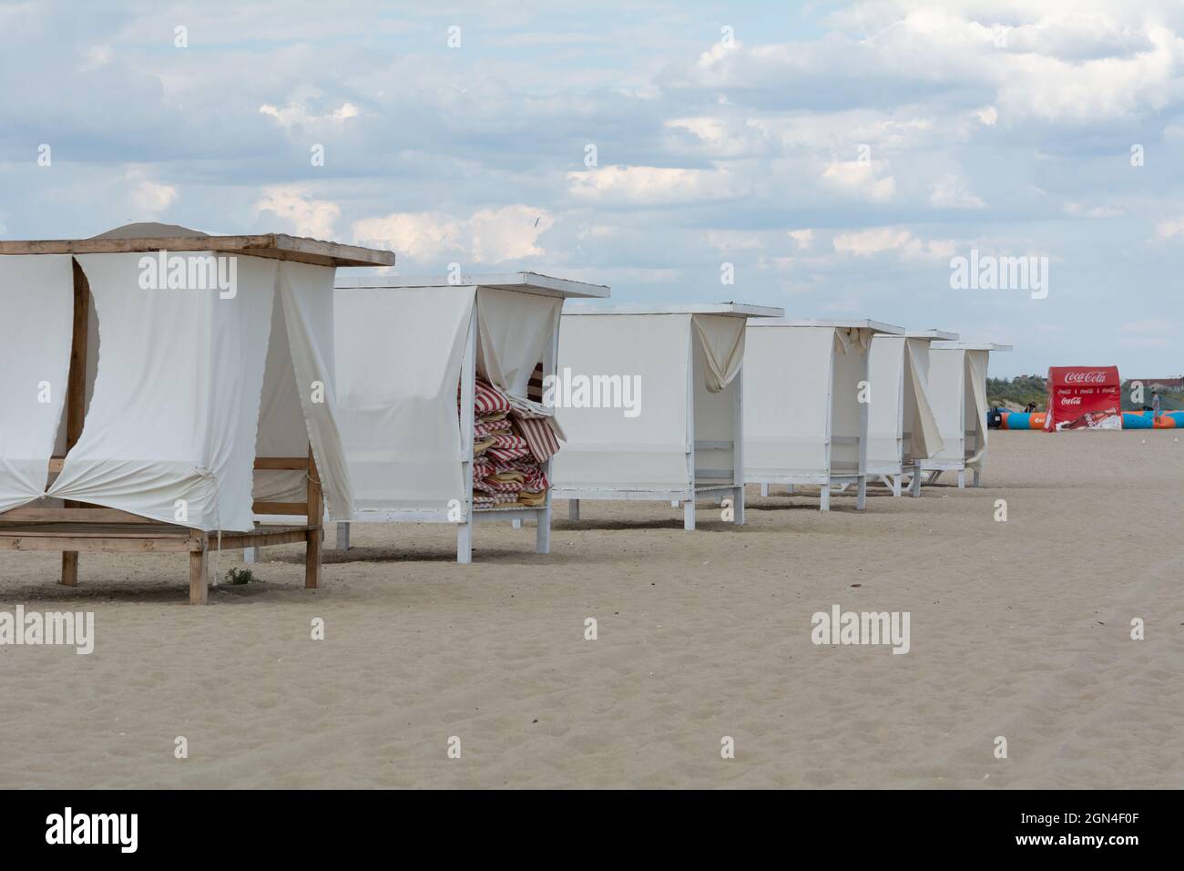 Zatoka, Odessa, Ucraina - 1 settembre 2021: Tende da spiaggia e tenda Coca-Cola sulla spiaggia del Mar Nero Foto Stock