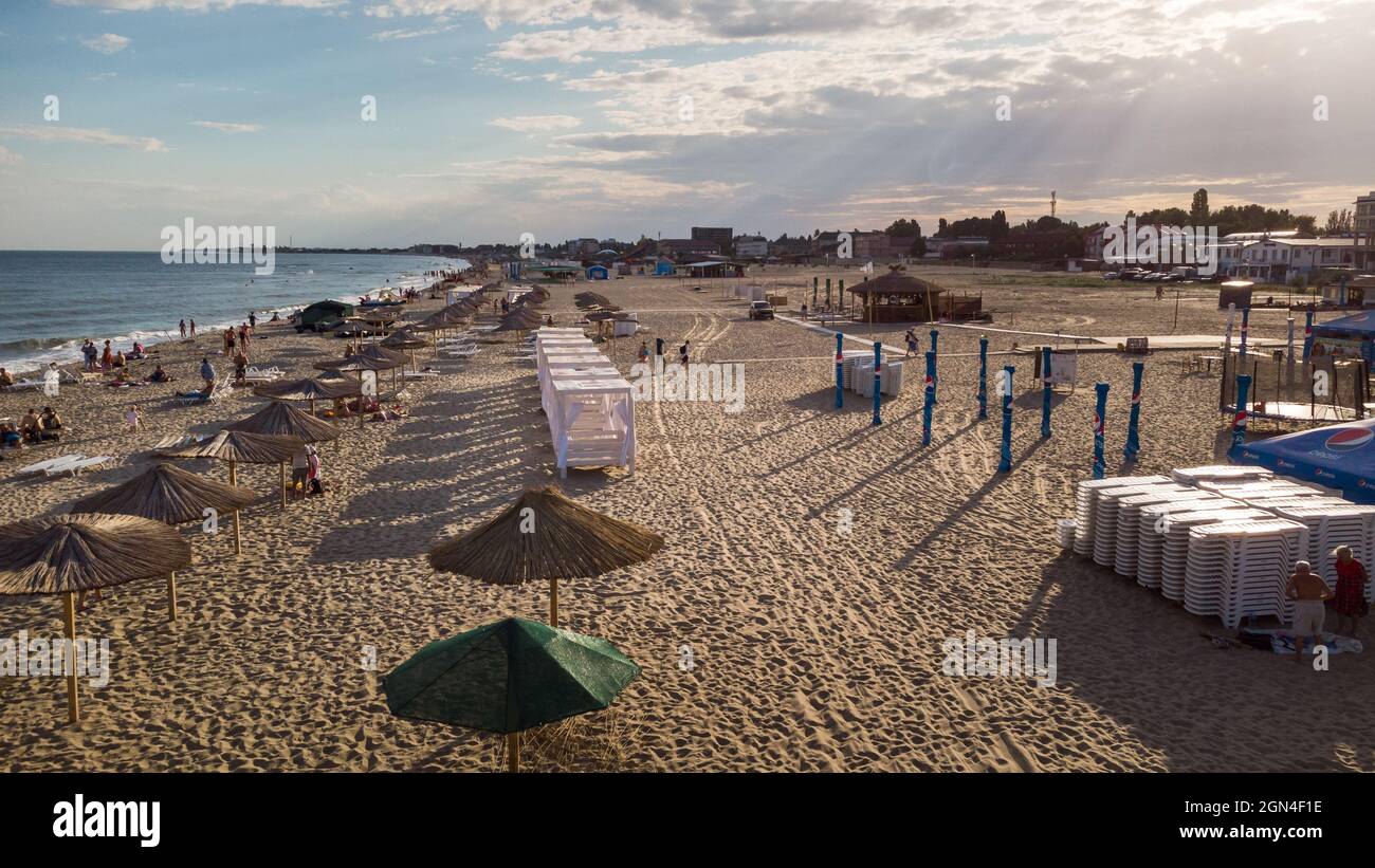 Zatoka, Odessa, Ucraina - 1 settembre 2021: Persone riposo e prendere il sole sulla spiaggia del Mar Nero, vista drone Foto Stock