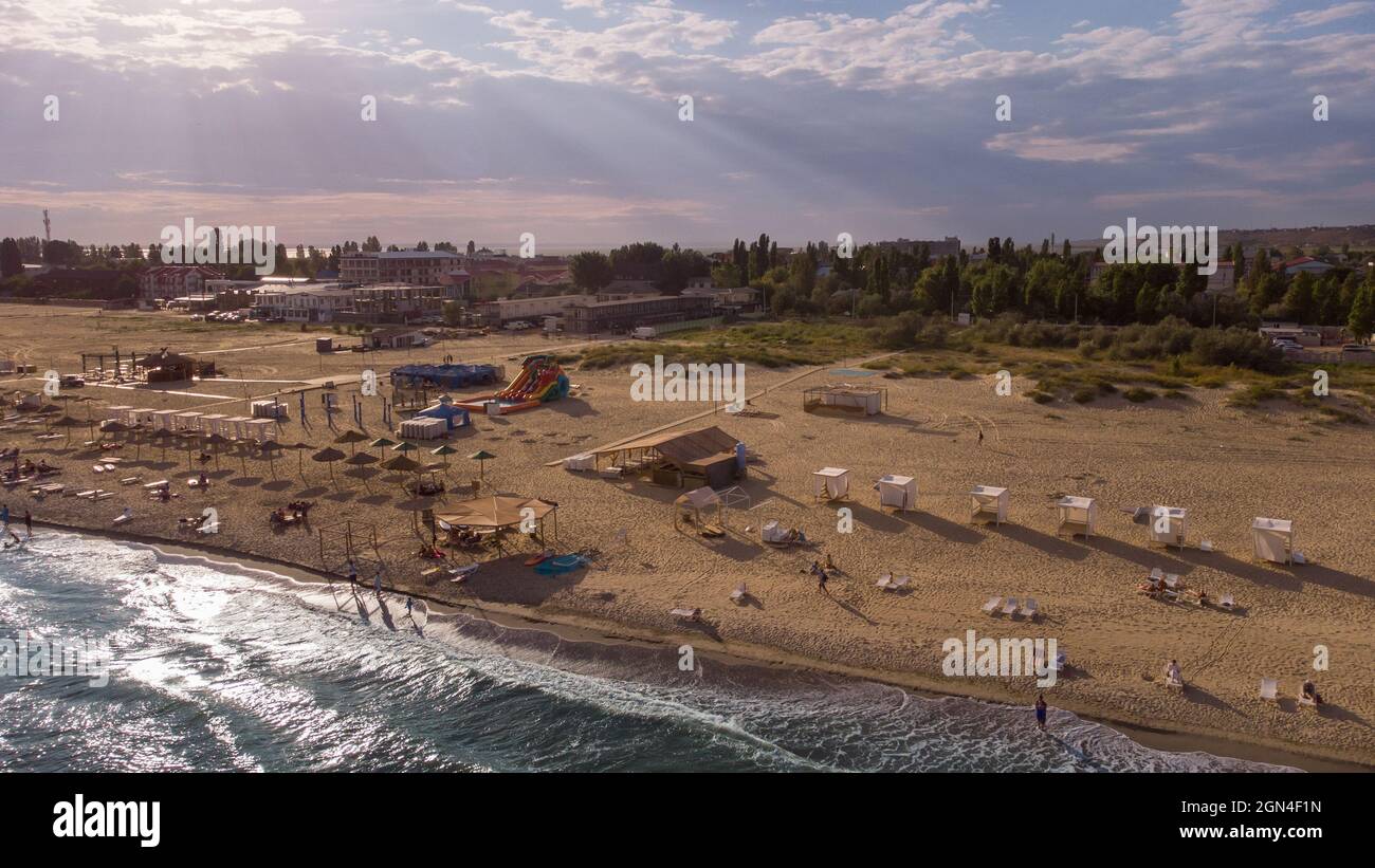 Zatoka, Odessa, Ucraina - 1 settembre 2021: Persone riposo e prendere il sole sulla spiaggia del Mar Nero, vista drone Foto Stock
