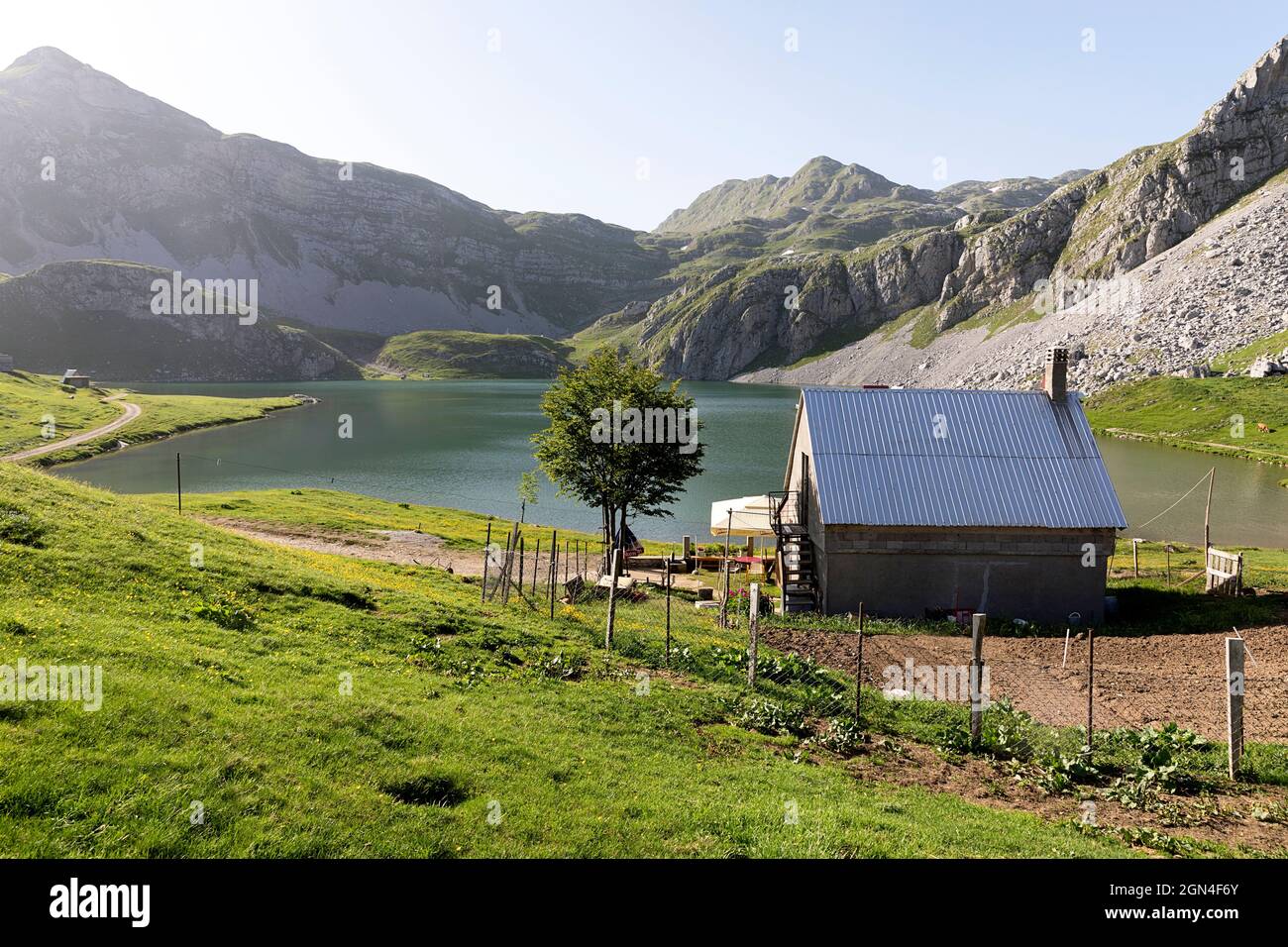 Tradizionale casa alpina sul lago kapetanovo, il lago del Capitano sulle montagne sopra la città niksic, montenegro Foto Stock