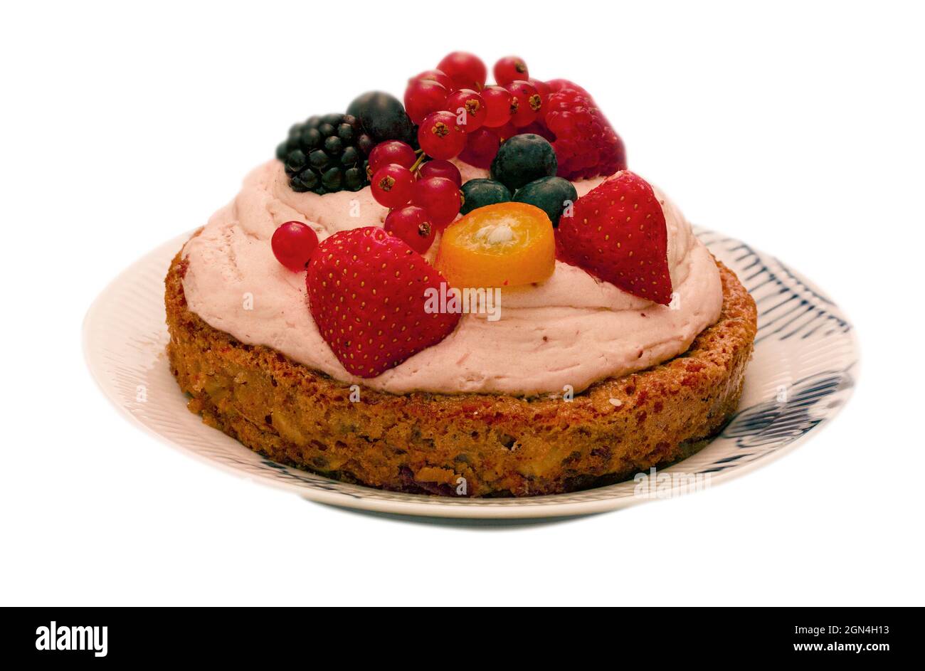 Torta di frutta a base di noci e mousse di panna montata rosa con aggiunta di fragole, fragole, fragole, mousse, mirtillo, ribes rosso e buckhorn di mare. Foto Stock